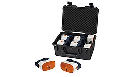 Ein geöffneter Koffer, in dem mehrere VR-Brillen liegen