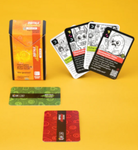 Kartenspielverpackung mit Karten, auf denen Monster mit Texten abgebildet sind